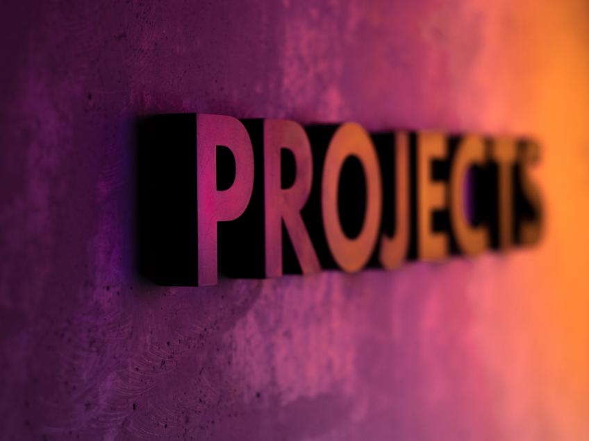 Projects - skylt på vägg