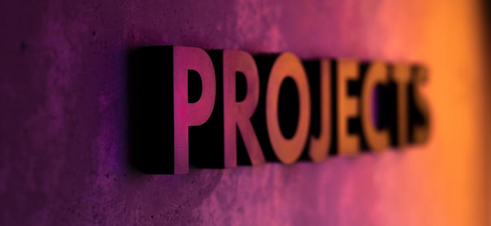 Projects - skylt på vägg