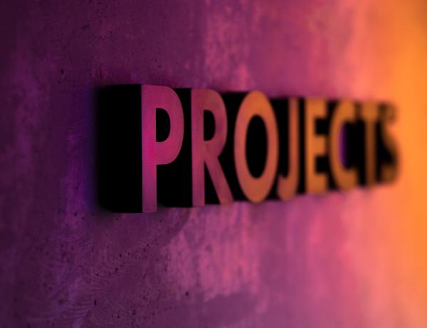 Projects - skylt på vägg